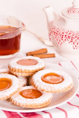 Ahşap masa üzerinde çay bisküvi. 