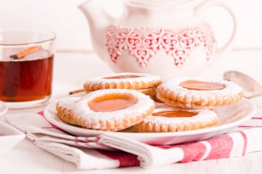 Ahşap masa üzerinde çay bisküvi. 