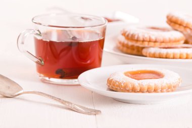 Ahşap masa üzerinde çay bisküvi. 