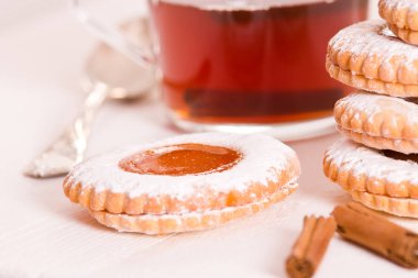 Ahşap masa üzerinde çay bisküvi. 