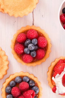 Tartlets orman meyve ile. 