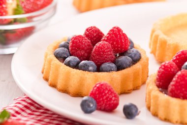 Tartlets orman meyve ile. 