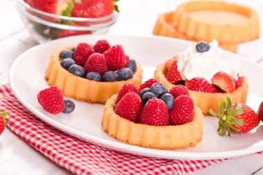 Tartlets orman meyve ile. 