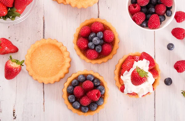 Tartlets orman meyve ile. 