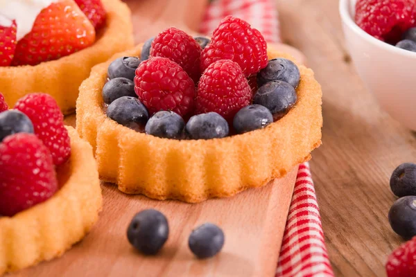 Tartlets orman meyve ile. 