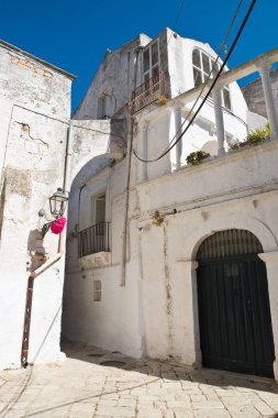 Ara sokakta. Ceglie Messapica. Puglia. İtalya. 