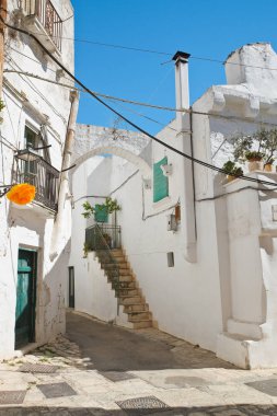 Ara sokakta. Ceglie Messapica. Puglia. İtalya. 