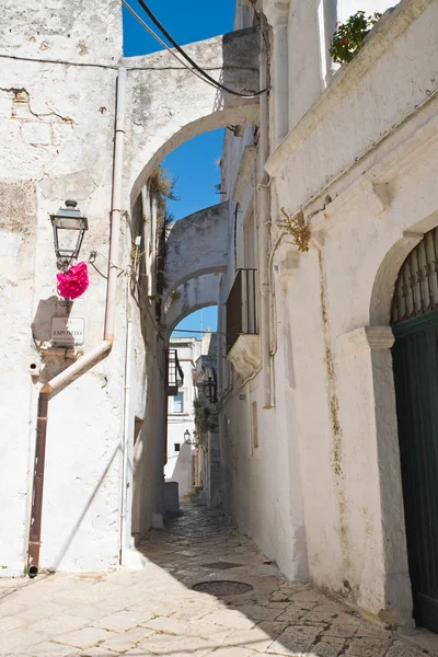 Para o beco. Ceglie Messapica. Puglia. Itália . — Fotografia de Stock