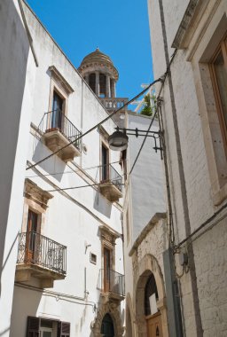 Ara sokakta. Noci. Puglia. İtalya. 