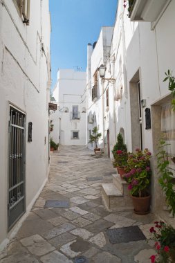 Ara sokakta. Mottola. Puglia. İtalya.