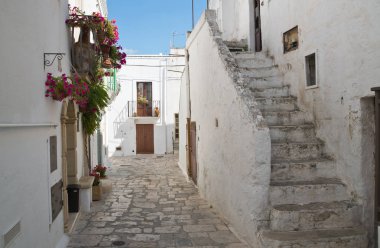 Ara sokakta. Mottola. Puglia. İtalya.