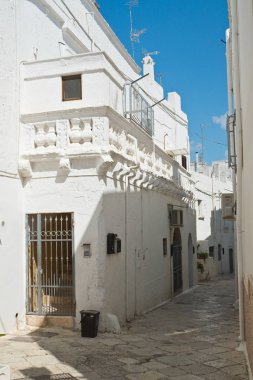 Ara sokakta. Mottola. Puglia. İtalya.