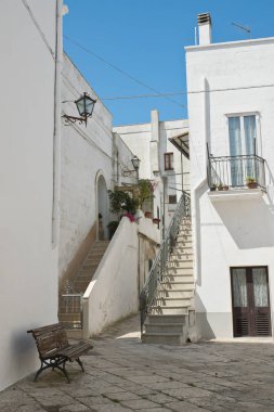 Ara sokakta. Mottola. Puglia. İtalya. 