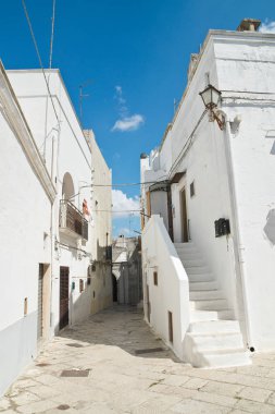 Ara sokakta. Mottola. Puglia. İtalya. 