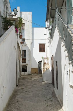 Ara sokakta. Mottola. Puglia. İtalya. 