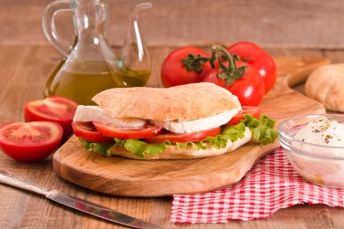 Puccia ekmek mozzarella ve domates ile. 