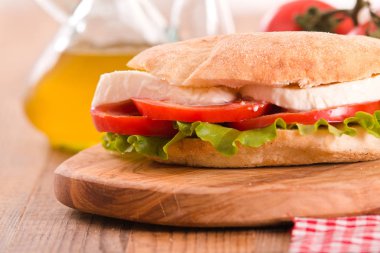 Puccia ekmek mozzarella ve domates ile. 