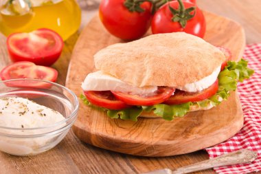 Puccia ekmek mozzarella ve domates ile. 