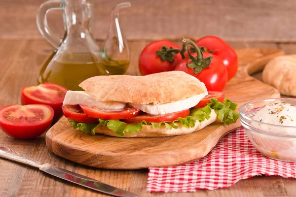 Puccia ekmek mozzarella ve domates ile. 
