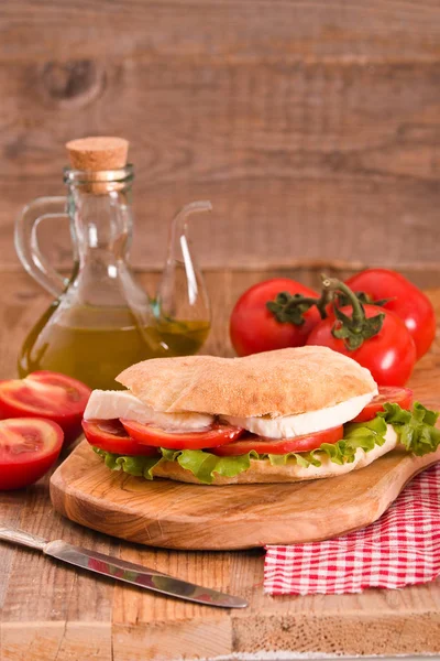 Puccia ekmek mozzarella ve domates ile. 