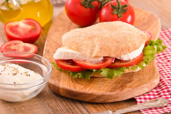 Puccia ekmek mozzarella ve domates ile. 