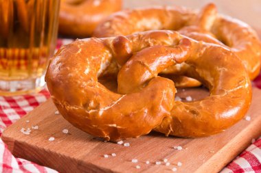 Ahşap masa üzerinde Bavyera simit. 