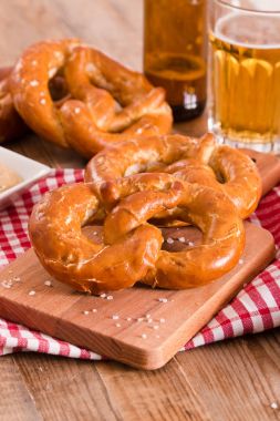 Ahşap masa üzerinde Bavyera simit. 