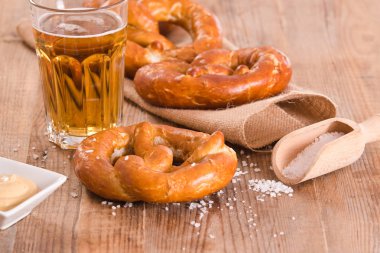 Ahşap masa üzerinde Bavyera simit. 