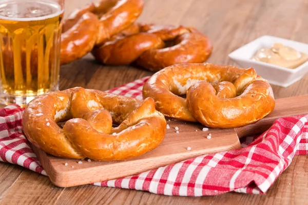 Ahşap masa üzerinde Bavyera simit. 