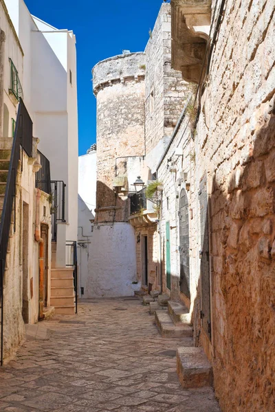 En gränd. Ceglie Messapica. Apulien. Italien. — Stockfoto