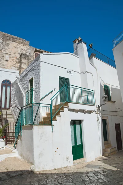 Para o beco. Ceglie Messapica. Puglia. Itália . — Fotografia de Stock