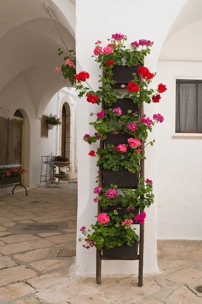 Para o beco. Locorotondo. Puglia. Itália . — Fotografia de Stock