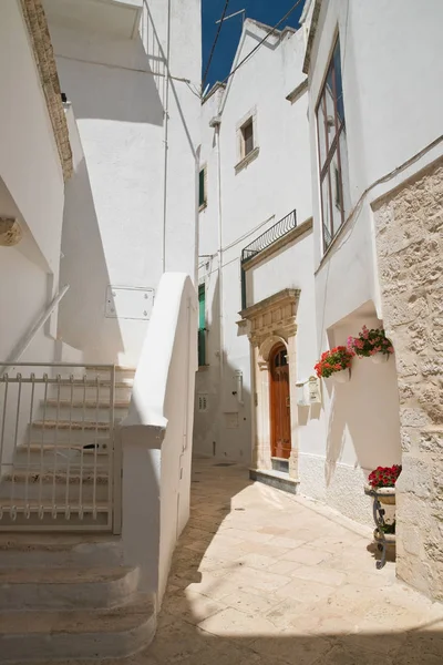 Alleyway. Locorotondo. Puglia. İtalya. — Stok fotoğraf