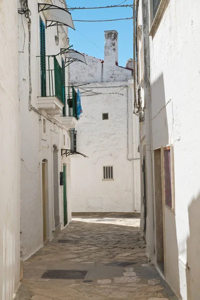 Een steegje. Een Ceglie Messapica. Een Puglia. Italië. — Stockfoto