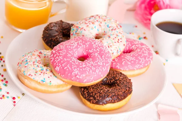 Amerikanska donuts på vita maträtt. — Stockfoto