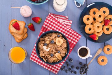 Kepekli tahıllar ile Kahvaltı. 