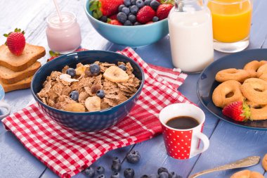 Kepekli tahıllar ile Kahvaltı. 