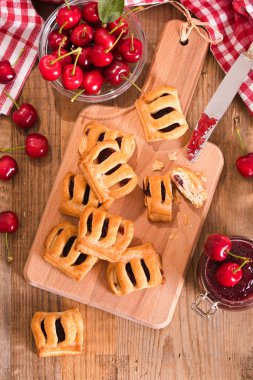 Vişneli pasta börek reçel ile. 
