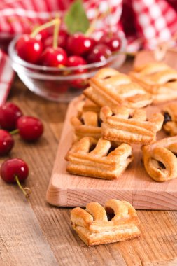 Vişneli pasta börek reçel ile. 