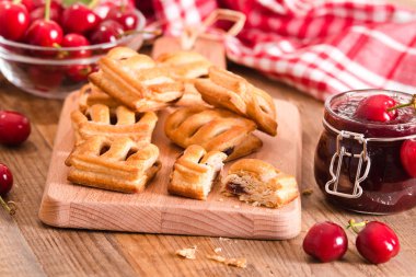 Vişneli pasta börek reçel ile. 