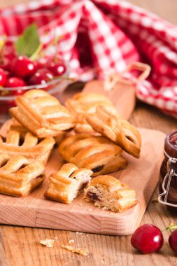 Vişneli pasta börek reçel ile. 