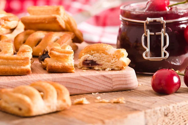 Pasteles de cereza con mermelada . —  Fotos de Stock