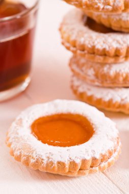 Çay saati bisküvi reçel ile. 