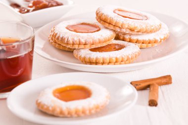 Çay saati bisküvi reçel ile. 