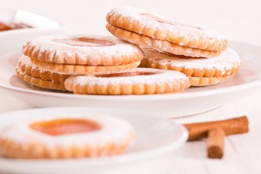 Çay saati bisküvi reçel ile. 