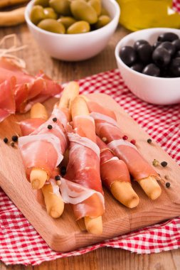 Grisini breadsticks ile jambon. 