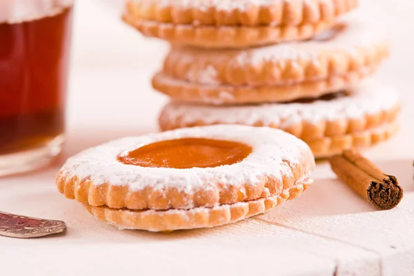 Teatime biscuits with jam. — Stock Photo, Image