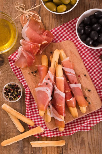 Grisini breadsticks ile jambon. 
