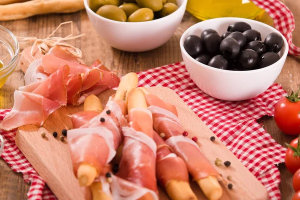 Grissini-Stockbrot mit Schinken. — Stockfoto