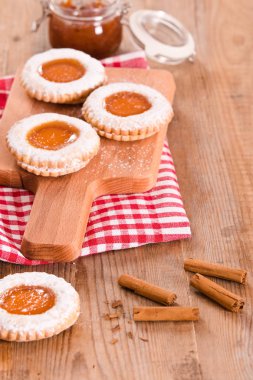 Kahvaltı çerezleri kesme tahtası üzerinde. 